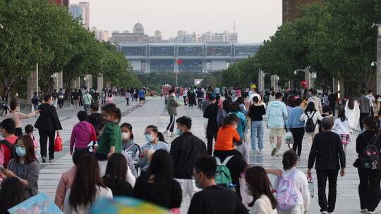 深圳市民中心中轴线人群走路视频素材模板下载
