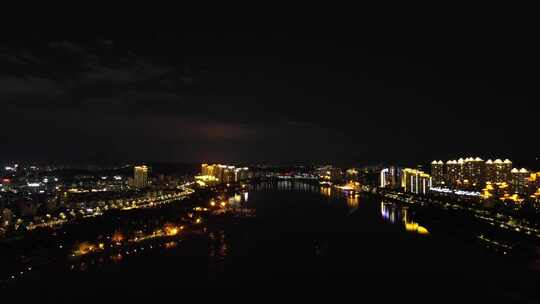 夜晚城市河流两岸灯火璀璨的夜景