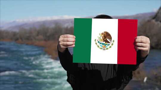手持墨西哥国旗横幅的人