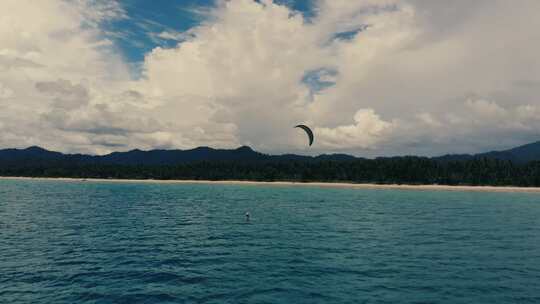 航拍海上风筝冲浪