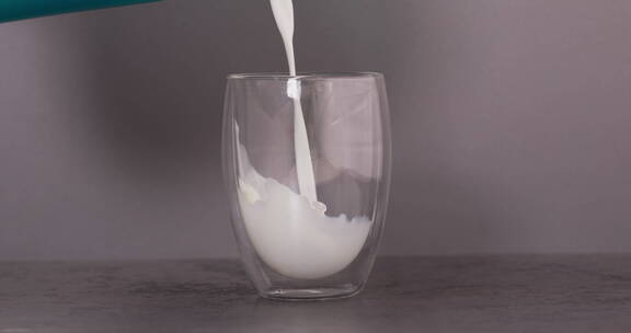 牛奶倒入杯子中
