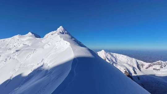 川西航拍中山峰贡嘎雪山壮丽景色