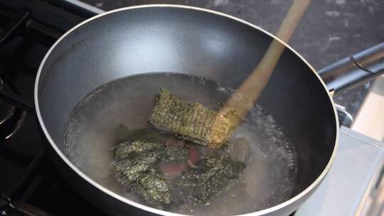 海苔片下锅煮汤
