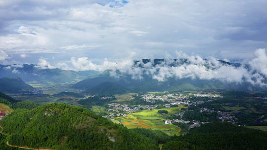 山后云雾中的山川大地和村庄