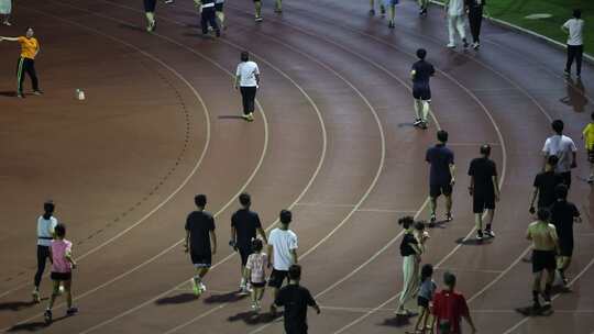 夜晚体育馆跑步延时