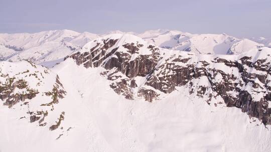 白雪覆盖的山