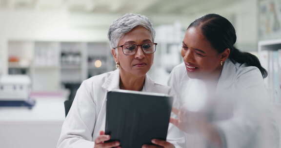 实验室、研究和女性团队使用平板电脑进行医
