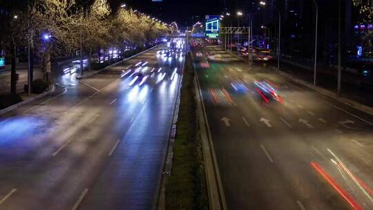 北京一条道路上夜间的快速交通