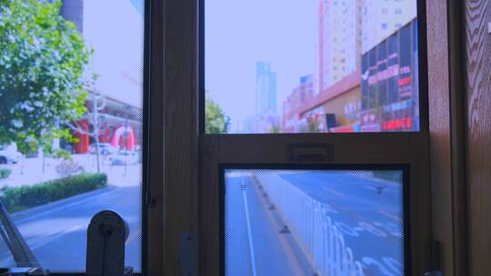 大连有轨电车车尾窗外城市道路景观视频素材模板下载