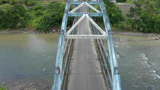 金属桁架桥的空中俯视图