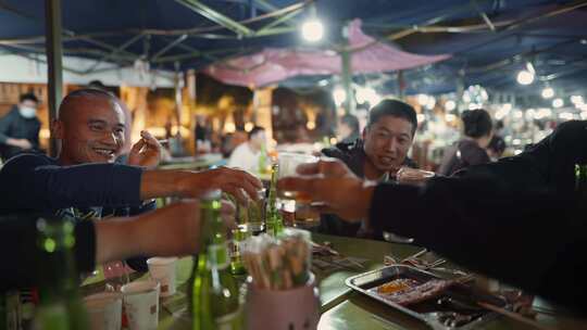 夜市撸串喝酒碰杯