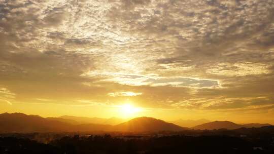 远山日落晚霞延时黄昏夕阳山峰日落太阳下山