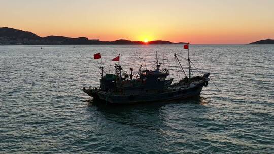 航拍唯美渔船夕阳