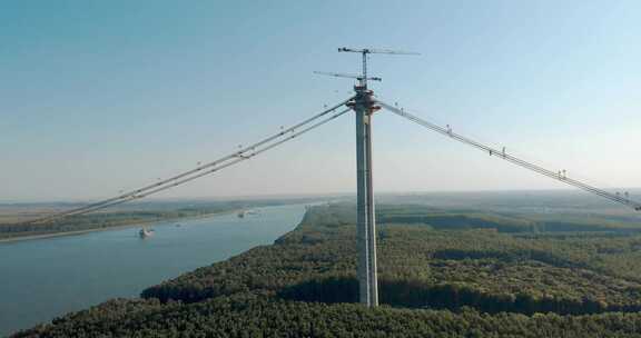 多瑙河上的混凝土柱和起重机-罗马尼亚
