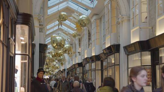 伦敦拱廊购物区的购物者