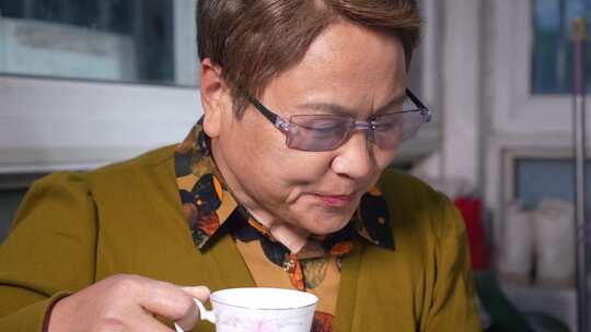 中老年女性手持茶杯