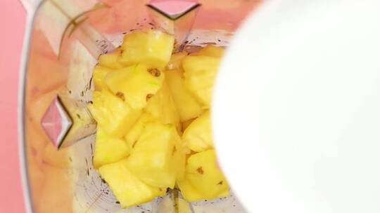 菠萝块榨汁视频素材模板下载
