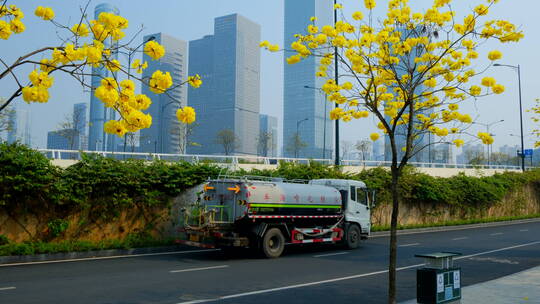 南宁街景街道 洒水车喷水浇水 城市绿化