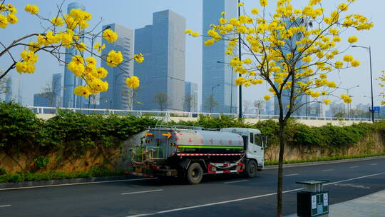 南宁街景街道 洒水车喷水浇水 城市绿化视频素材模板下载