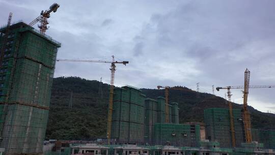 航拍建设中楼盘房地产建筑工地地基施工吊塔