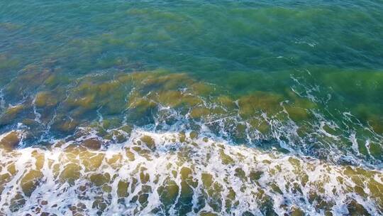 夏天的蓝色海水和浪花