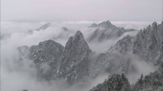 山川云雾缭绕风景