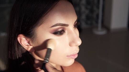 化妆师为女人化妆的特写视频素材模板下载
