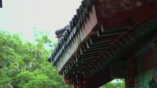 皇宫宫廷古建筑下雨的屋檐