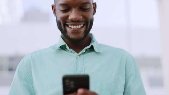 黑人，微笑和电话在城市街道上进行交流，社视频素材模板下载