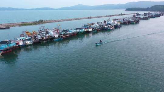 海港停泊渔船全景