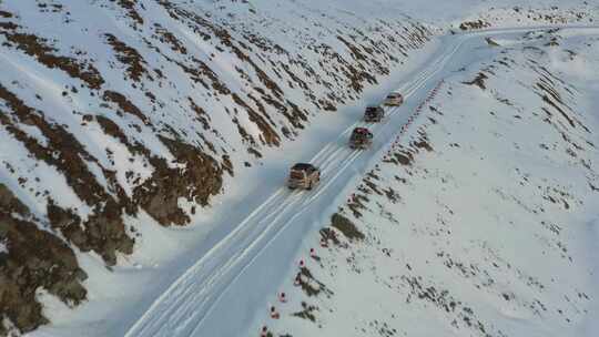 青藏高原达坂山蓝天白云雪景雪山汽车