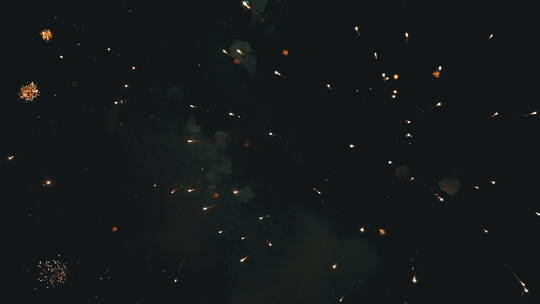 夜空中闪烁的烟花