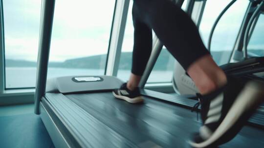 在跑步机上锻炼的女人视频素材模板下载