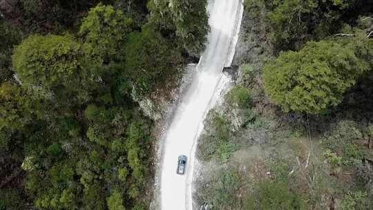 西藏航拍穿越墨脱公路原始森林的自驾车辆