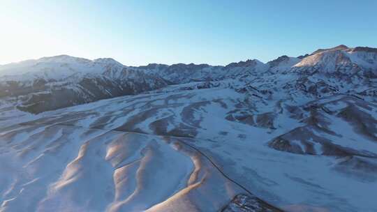 航拍冬季新疆赛里木湖雪山冰湖蓝冰日照金山