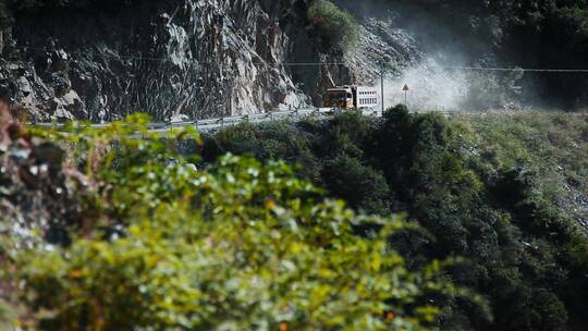 山路卡车视频云南山区土路上行驶的卡车