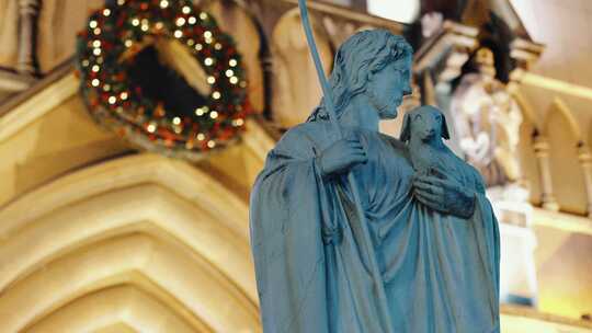 圣诞节彩灯和教堂的圣母雕像