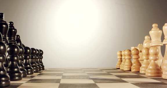 国际象棋游戏开始时的白色和黑色棋子白色背
