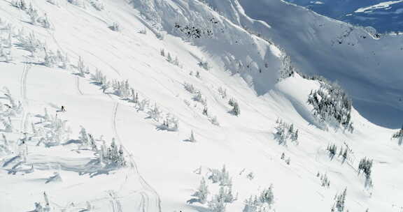 滑雪者在积雪覆盖的山上滑雪4k