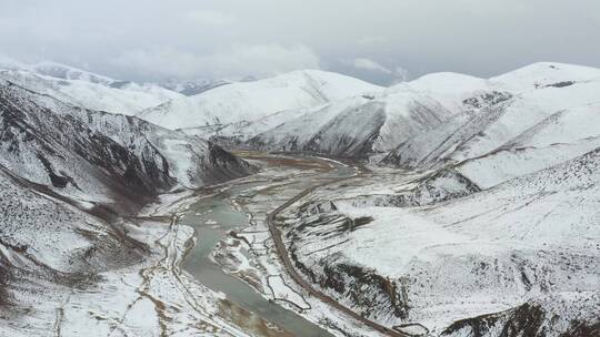 航拍冬天川藏线雪景