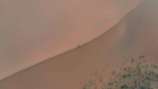 腾格里沙漠人在沙丘旋转