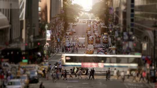 城市路口快速移动的人流和车流