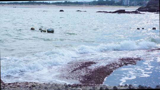 海浪拍打岸边