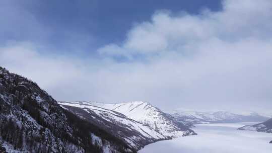 冬季喀纳斯河流晨雾雪山森林冰河观鱼台雪景