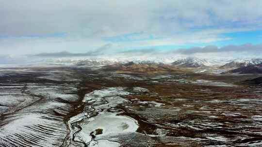 雪山下的广袤荒原俯瞰