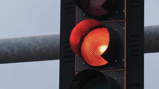 交通信号灯上闪烁的橙色灯