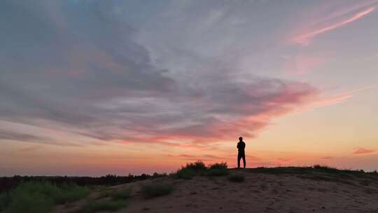 伤感男人背影，独自一人在山顶看夕阳