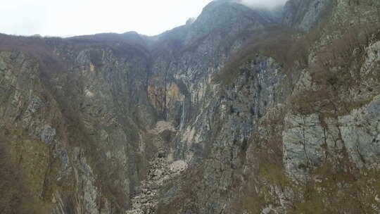 航拍峡谷高山