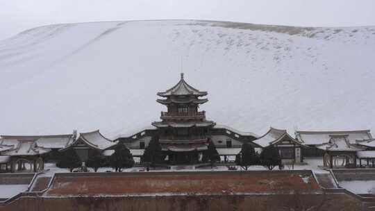 敦煌鸣沙山月牙泉冬天雪景航拍