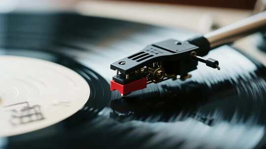 黑色唱片机播放复古黑胶唱片